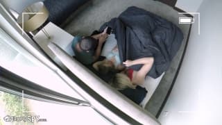 Deux jeunes blondes au lit baisent avec un ami qui vient d'arriver Deux jeunes blondes au lit baisent avec un ami qui vient d'arriver