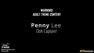Penny Lee rend un homage au comandant de bord Penny Lee rend un homage au comandant de bord