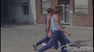 Porno classique avec le sexy Lee Ryder et ses potes pompeurs Porno classique avec le sexy Lee Ryder et ses potes pompeurs