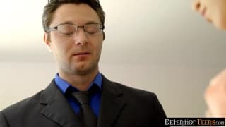 Avocat aide une étudiante minuscule mais imprudente