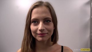 Une tchèque mannequin suce en POV !