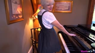Une pianiste se déshabille en douceur ! Une pianiste se déshabille en douceur !