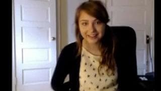 Jolie petite teen touche sa chatte poilue Jolie petite teen touche sa chatte poilue