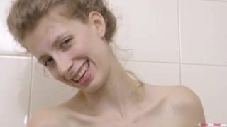 Douche exotique avec pisse pour Alice ! Jeune 18-21ans, Masturbation, Petits Seins, Uro Pisse, Soft, Chatte poilue, Sextoys, Full HD Porn, UHD 4K, Solo