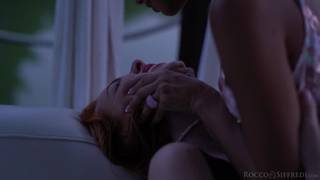 La fête entre filles chaudes dérive en orgie lesbienne