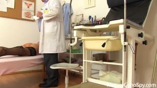 Examen chez le gyneco pour une mature Examen chez le gyneco pour une mature