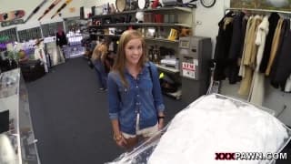 Une femme mariée se fait baiser dans un magasin Une femme mariée se fait baiser dans un magasin