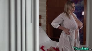 Elle nous dévoile ses grosses mamelles Elle nous dévoile ses grosses mamelles
