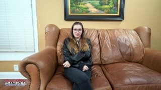 Elle va orgasmer avec son nouveau jouet Elle va orgasmer avec son nouveau jouet