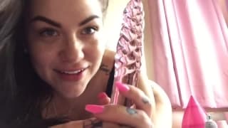 Karmen Karma lèche son dildo après se l'être enfoncer dans la chatte Karmen Karma lèche son dildo après se l'être enfoncer dans la chatte