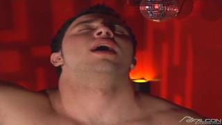 Il lèche le cul de son copain et le prend en levrette anale