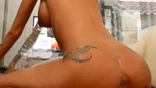 Elle se prend un gode dans la chatte en plus de son Lovense Lush Elle se prend un gode dans la chatte en plus de son Lovense Lush