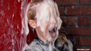 Bukkake massif de sextoy pendant un gloryhole Bukkake massif de sextoy pendant un gloryhole