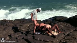 Une blonde dévergondée se fait baiser par deux hommes à la mer Une blonde dévergondée se fait baiser par deux hommes à la mer