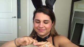 Jeune lapine suce et baise un gode en POV Jeune lapine suce et baise un gode en POV