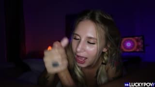 Blondinette offre à ce mec une fellation de folie dans le noir Blondinette offre à ce mec une fellation de folie dans le noir