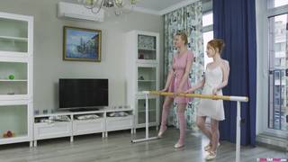 Deux danseuses font des étirements et des caresses Deux danseuses font des étirements et des caresses