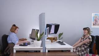 Au bureau les lesbiennes Luci et Willow se masturbent Au bureau les lesbiennes Luci et Willow se masturbent