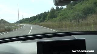 Rebecca suce la bite d'un mec dans une voiture pour ne pas marcher Rebecca suce la bite d'un mec dans une voiture pour ne pas marcher