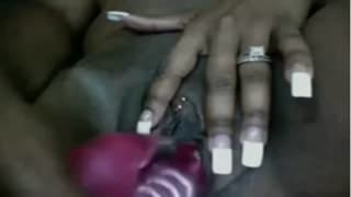 Black amatrice met un gode sur son gros clito Black amatrice met un gode sur son gros clito