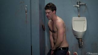 Dustin Holloway suce la bite de Derek Maxum par un Gloryhole Dustin Holloway suce la bite de Derek Maxum par un Gloryhole