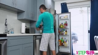 Son demi-frère la surprend nue et la saute Son demi-frère la surprend nue et la saute