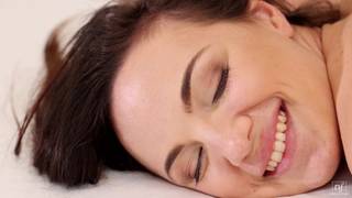 Kristy Black attire un mec en se touchant et se fait démonter Kristy Black attire un mec en se touchant et se fait démonter