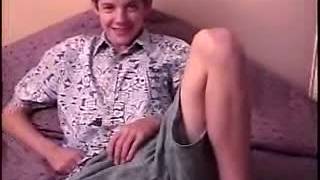 Petit minet branle sa longue bite avec les deux mains Petit minet branle sa longue bite avec les deux mains
