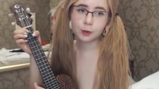 Jeunette blonde poilue danse devant la caméra et joue de la guitare Jeunette blonde poilue danse devant la caméra et joue de la guitare