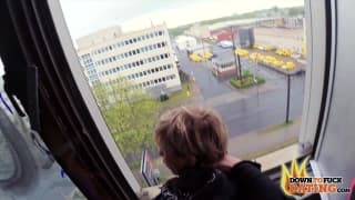 Ce mec baise avec une Milf dans un batiment désaffecté Ce mec baise avec une Milf dans un batiment désaffecté