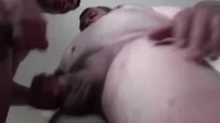 DILF se tape un petit jeunot, les deux éjaculent en même temps DILF se tape un petit jeunot, les deux éjaculent en même temps
