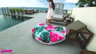 Brune au corps de rêve se baigne puis suce son gars dans la piscine Brune au corps de rêve se baigne puis suce son gars dans la piscine