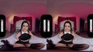Une baise en réalité virtuelle avec cette cosplayeuse brune Une baise en réalité virtuelle avec cette cosplayeuse brune