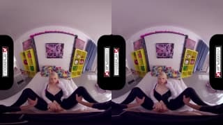 Deux cosplay en train de baiser en réalité virtuelle Deux cosplay en train de baiser en réalité virtuelle