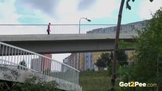 L'urine gicle des jolies filles qui pissent dans la rue L'urine gicle des jolies filles qui pissent dans la rue