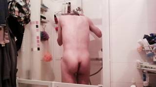Un amateur exhib prend sa douche Un amateur exhib prend sa douche
