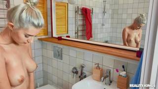 Une caméra espion dans la salle de bain d'Eva Elfie Une caméra espion dans la salle de bain d'Eva Elfie