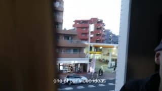 Ce petit coquin taille une pipe à son copain sur le balcon Ce petit coquin taille une pipe à son copain sur le balcon
