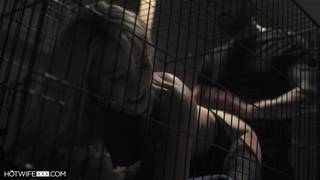 Soumise sort de sa cage pour sa dose de sperme Soumise sort de sa cage pour sa dose de sperme