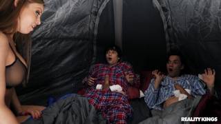 Une MILF va chauffer deux jeunots ! Une MILF va chauffer deux jeunots !