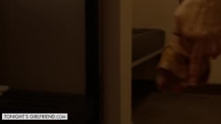 Un jeunot commande une milf bourgeoise à l'hôtel