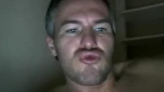 DILF se branle et s'éjacule dessus sur Gayfute DILF se branle et s'éjacule dessus sur Gayfute