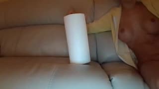 Cette transsexuelle à la grosse bite s'amuse sur son canapé