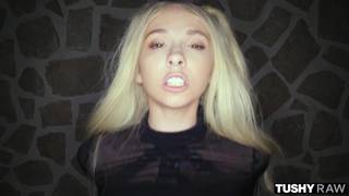 Kenzie reeves va jouez avec son plug anal avant de se faire enculée