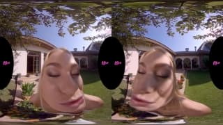Une jeune blonde sexy le baise en réalité virtuelle Une jeune blonde sexy le baise en réalité virtuelle