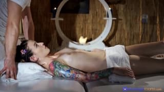 Une anglaise se fait masser et baiser Une anglaise se fait masser et baiser