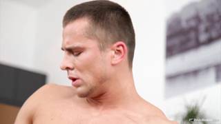 Une pipe et une branlette en échange d'une sodomie intense