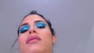 Emmily Santibanez se branle devant sa cam