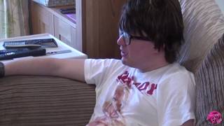 Un geek se fait pomper par une mature gros seins Un geek se fait pomper par une mature gros seins