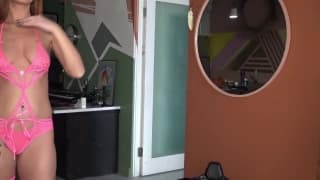 Scarlett Mae se retrouve dans une scène hardcore Scarlett Mae se retrouve dans une scène hardcore